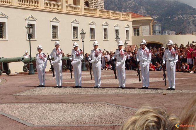 Excursion partagée Eze, Monaco & Monte Carlo from Nice - Formula 1 circuit drive and Monte Carlo Casino photo time