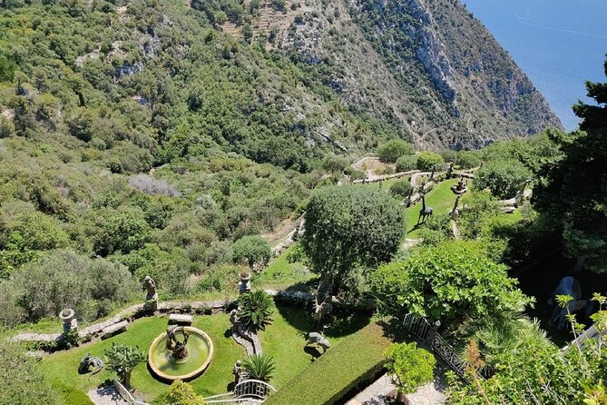 Visit of the Medieval Village of Èze - Chemin de la Chapelle: walking toward the Chapel of the Holy Cross